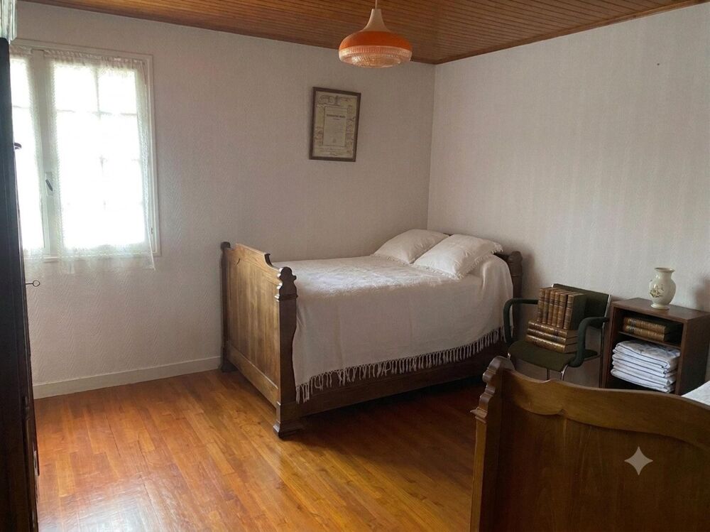 Laissez-vous séduire par le charme et le calme de cette maison.
