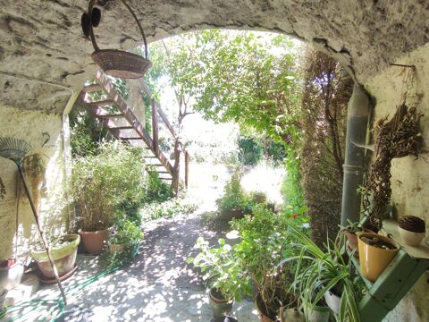   Maison en pierre situe au coeur du village de Vesseaux Maison - 4 pice(s) - 97 m