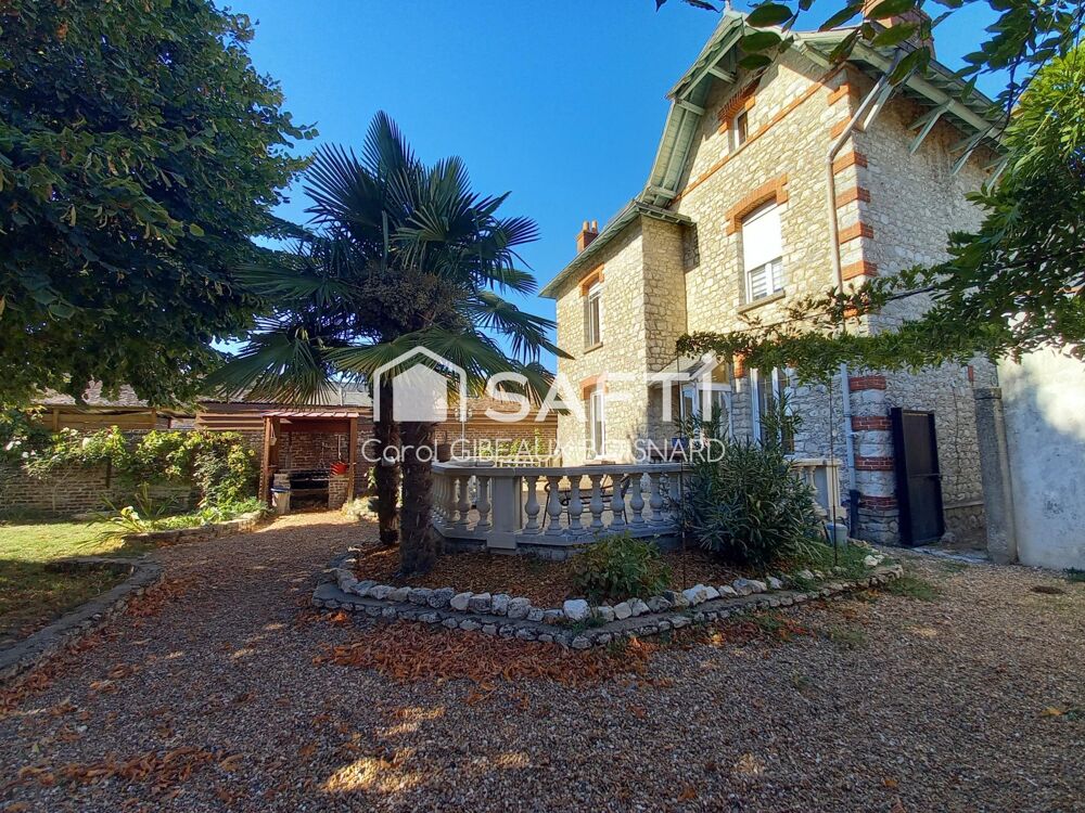 Maison bourgeoise en pierre de 9 pièces avec garage et terrain