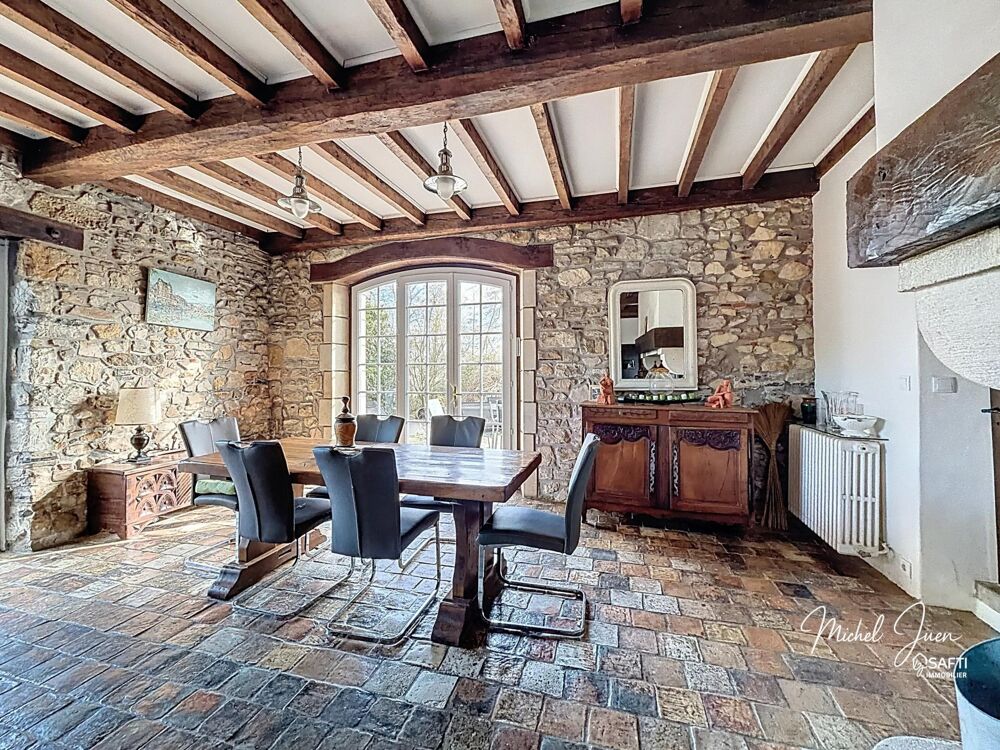 Maison de caractère avec beaux volumes, au coeur dun environnement rare