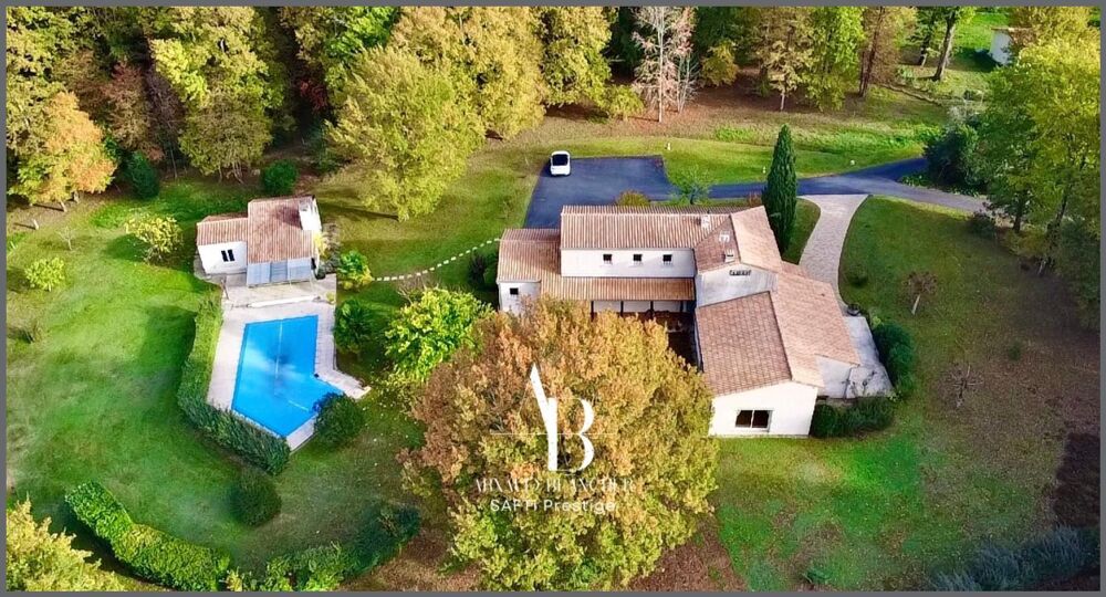 Maison d'architecte, grand séjour, 6 chambres + bureau, 2 sdb, garage, piscine chauffée et pool house.