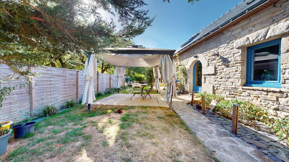 Bâtisse en pierre de 86 m², avec véranda, garage et joli jardin de 741 m² ave piscine hors-sol.