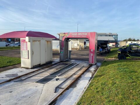   centre de lavages situé dans une zone commerciale, entre un NOZ et un opticien 