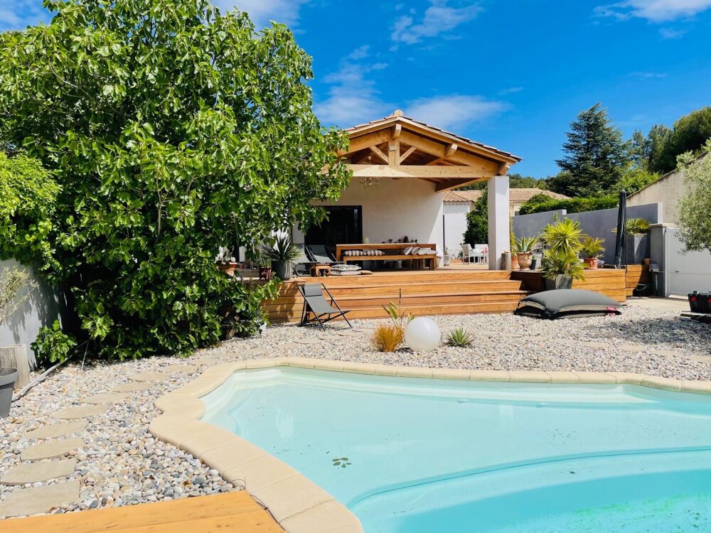 Propriété de caractère plain-pied avec piscine