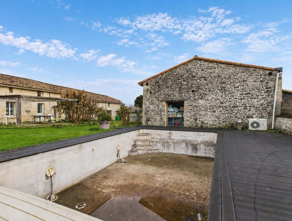 Longère 198 m² + piscine chauffée + dépendances
