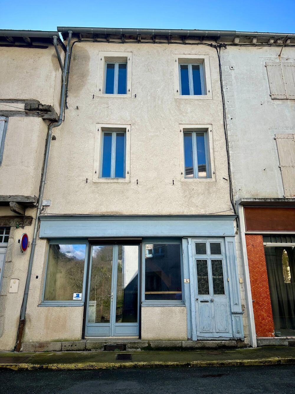 Bien atypique de plus de 350m² au coeur du village
