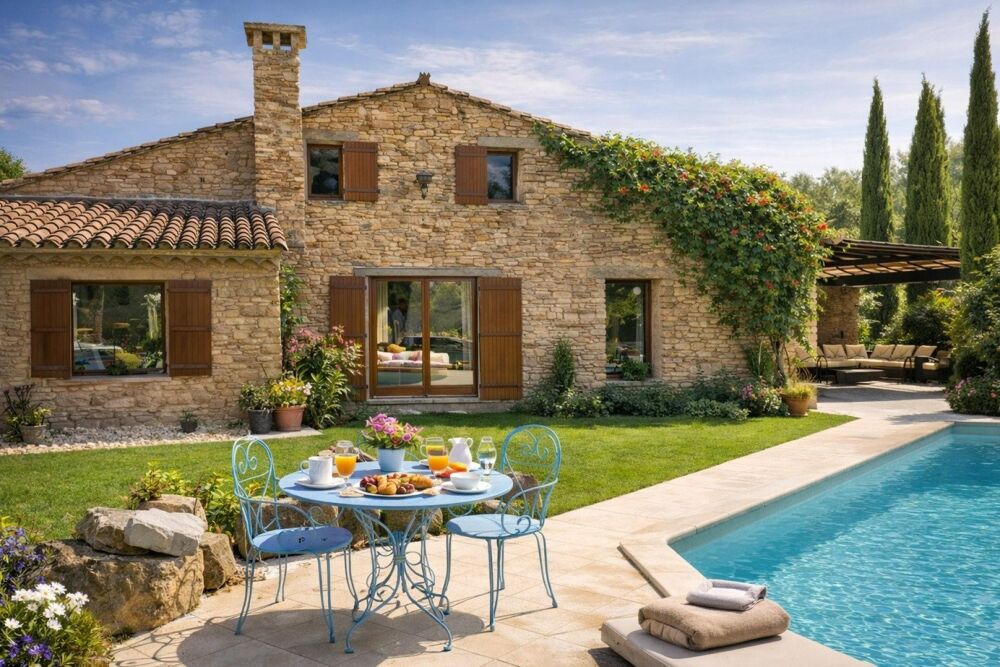 Au pied de Gordes, propriété de caractère composée de 3 maisons en pierre sur 7 750 m² de terrain, idéale pour projet familial o