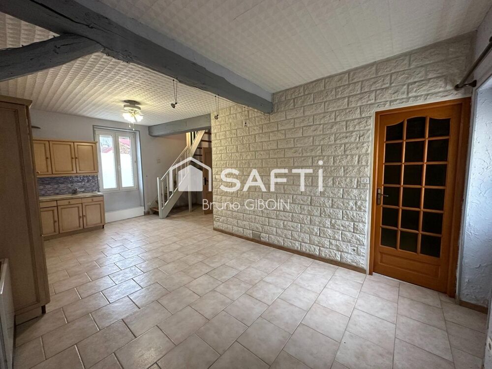 Maison de ville, 81 m², 3 pièces, stationnement, cour et cave