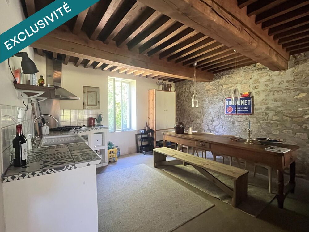 Grande maison isolée, bellevue sur des collines, pas de voisin, source et etangs