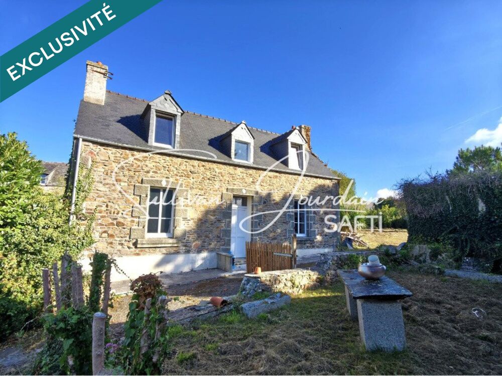 Maison en pierre à rénover sur un grand terrain.
