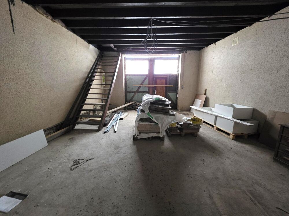 Vente Immeuble Ensemble immobilier avec garage et son étage, cellier et appartement à rénover La fleche