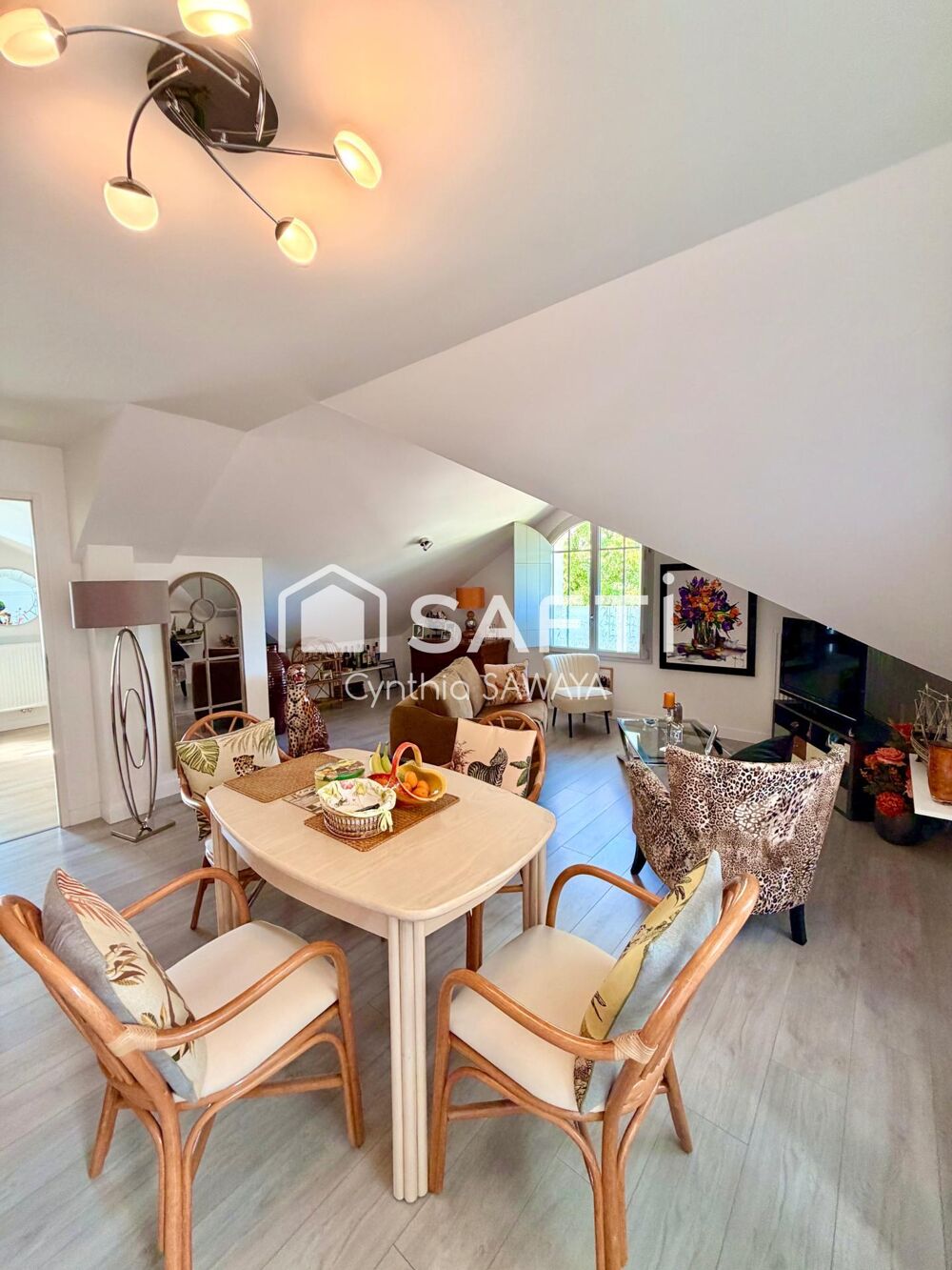 Bel appartement T2 lumineux avec loggia, cave, place de parking couverte et ascenseur