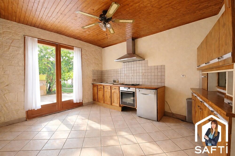 Charmante maison de 167 m² offrant de beaux volumes, des dépendances et une agréable terrasse sur toit.