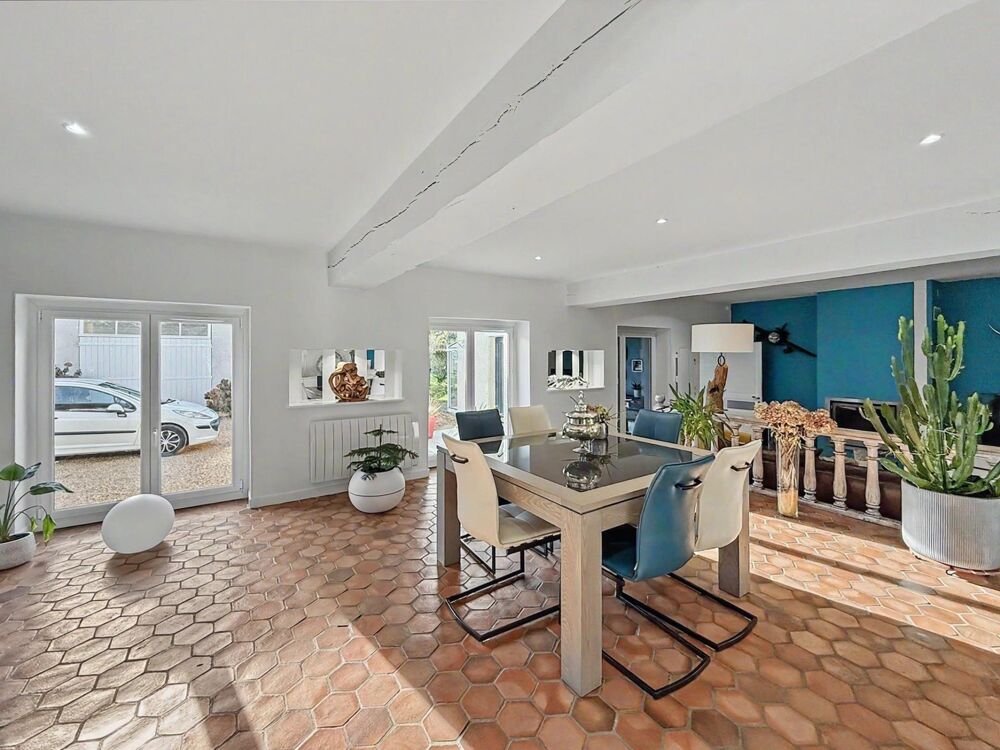 Maison familiale de 149 m² avec dépendance, piscine et grand terrain  Changé