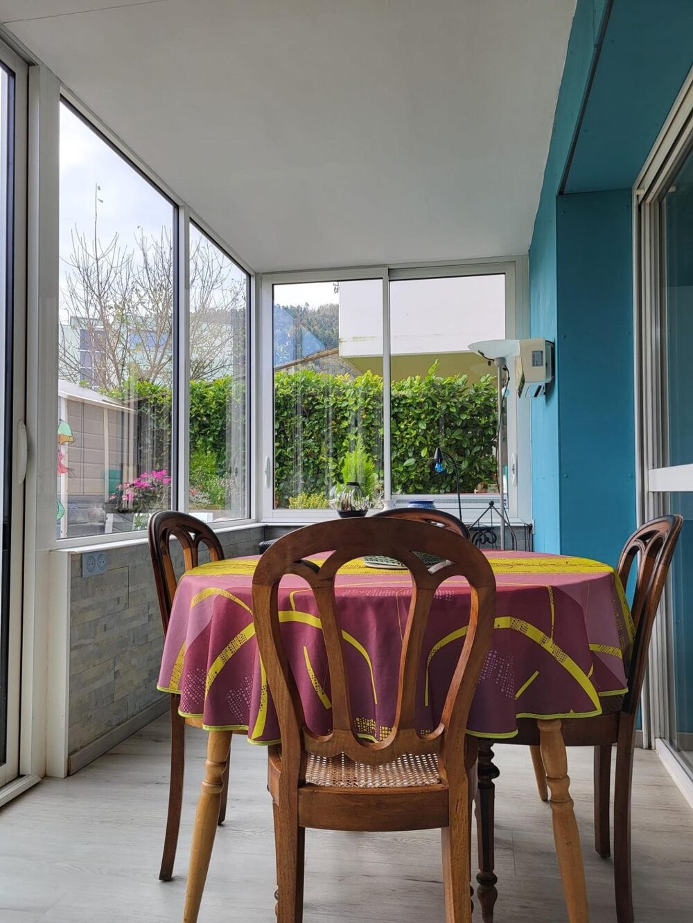 Appartement T2 avec véranda, terrasse, place de parking, carpot et garage à Saint-Ferjeux. Au calme.