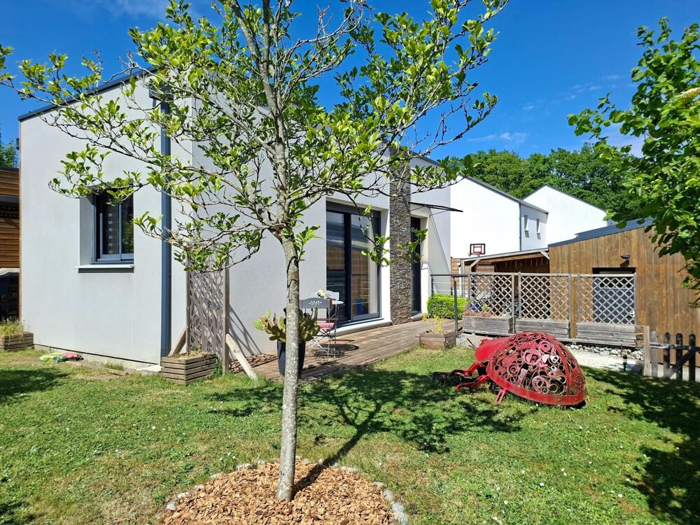 Maison contemporaine dans un environnement de verdure