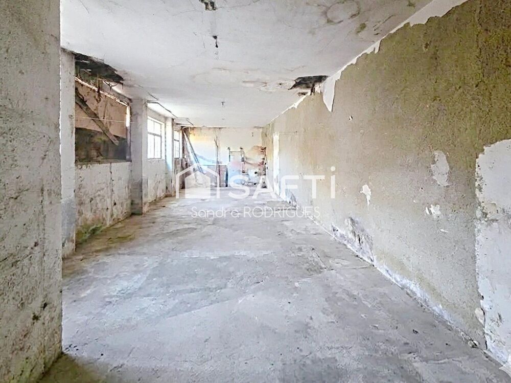 Maison mitoyenne 144m² à rénover avec jardin proche toutes commodités à pied.