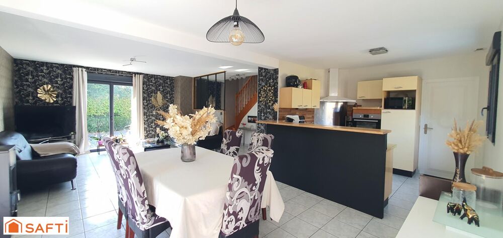 MAISON AVEC DOUBLE GARAGE , BEAU TERRAIN de 1200 m2 , COURS EN ENROBÉS .