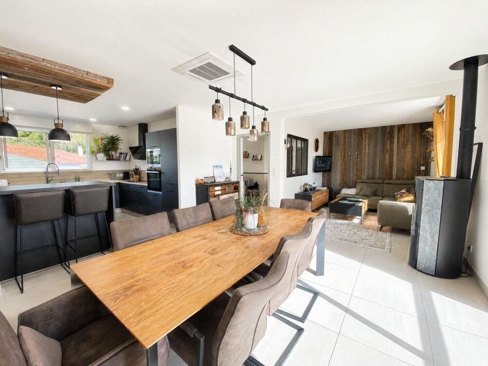 Vente Maison Située dans le secteur très prisé de Rompsay à deux pas du canal venez découvrir ce véritable havre de paix ! Perigny