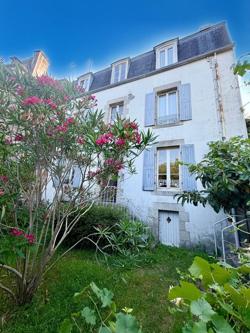 Vente Immeuble Immeuble composé de 4 appartements en centre-ville, commerces et écoles à pied. Quimperle