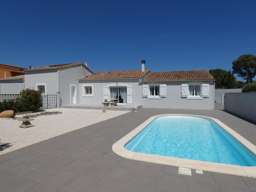 Villa traditionnelle de plain pied de 140m² avec 4 chambres sur terrain paysagé avec piscine, grand garage et car port