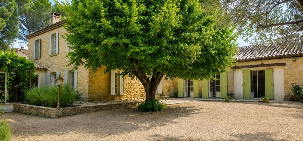 268 m² de caractère sur 885 m² de terrain ! Authentique maison en pierre offrant de beaux volumes, un grand garage, des dépendan
