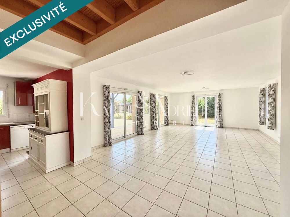 Villa avec vie de plain-pied, jardin et double garage