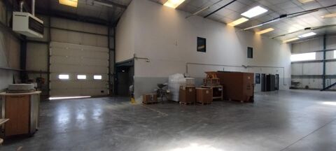   Atelier 240 m2, hauteur sous plafond 6.20 à 7 mètres 