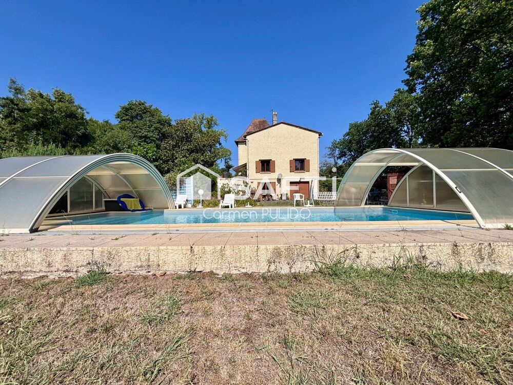 Maison de charme : 7 chambres, garage, jardin et piscine dans un environnement paisible à proximité des comoditées.