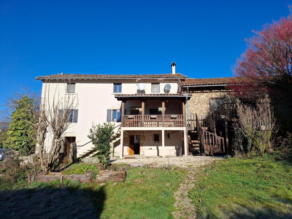 Au coeur d'un superbe environnement , maison avec un gite et piscine !