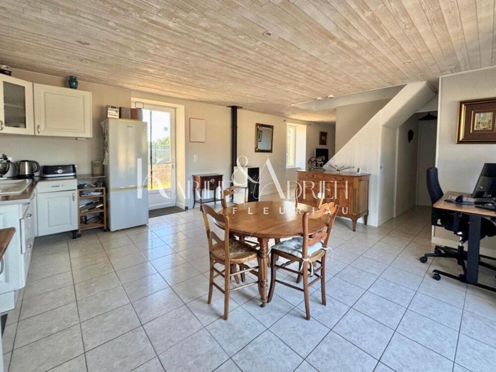 Vente Maison CHARMANTE MAISON EN PIERRE LUMINEUSE , 3 CHAMBRES ,PRÉAU,GARAGE ET ÉCURIE Puy-de-serre