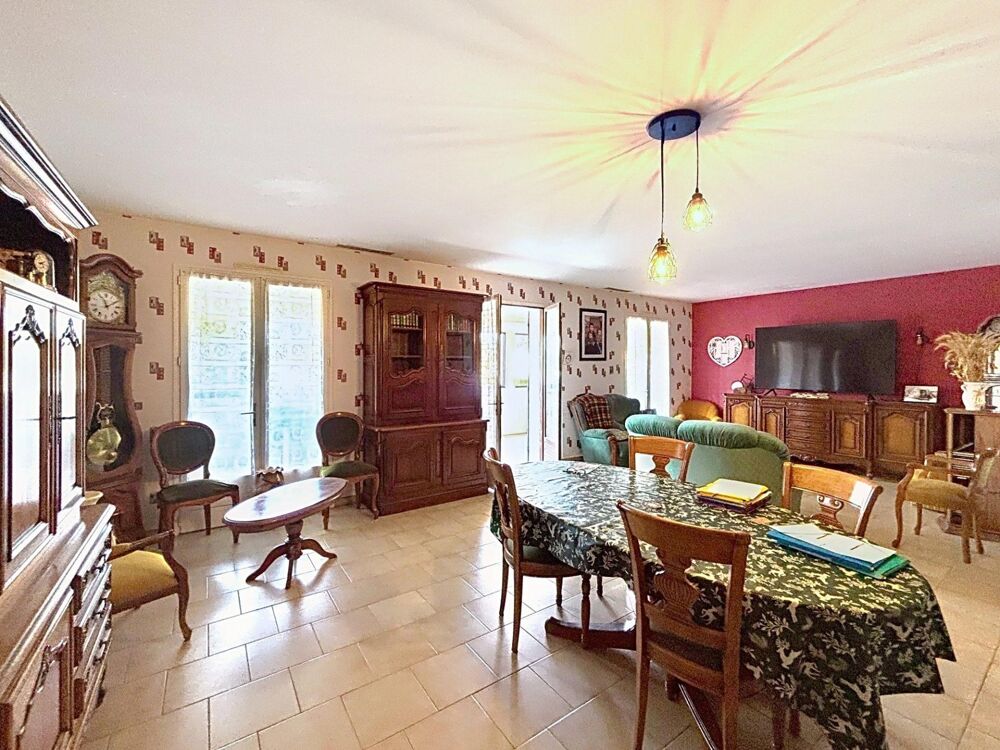 Située à Saint-Sulpice-de-Royan (17200), cette maison se démarque par son emplacement idéal,