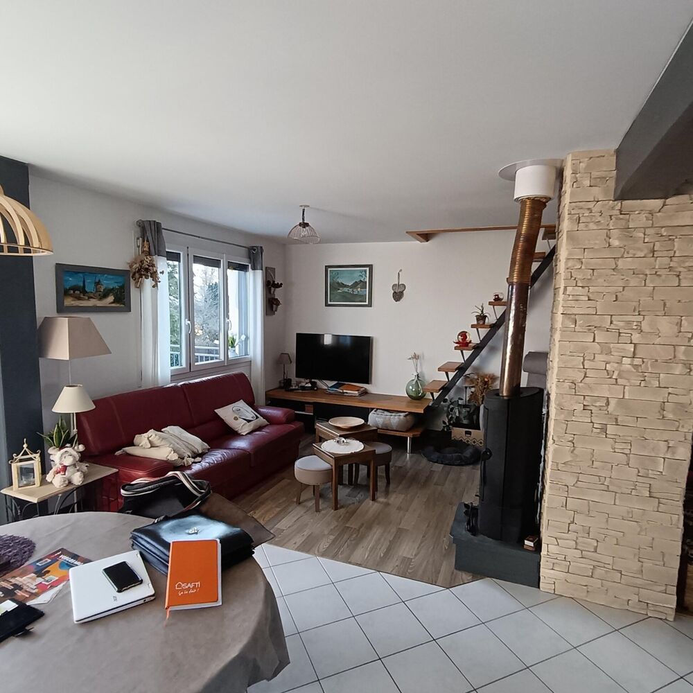 À MIRECOURT ! Dans un quartier calme et cadre champêtre, cette maison 95 m²  6 pièces offre 3 chambres, 2 salles de bain, terra
