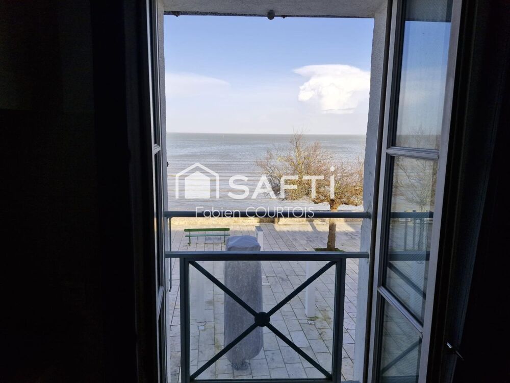 La vue sur la mer , la luminosité , la ville sur l ile de ré ! pres du port !