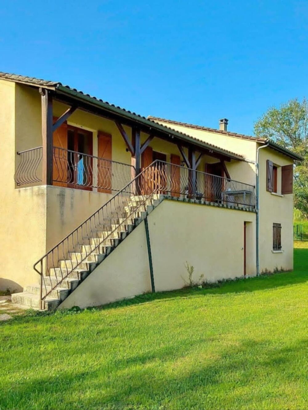 Maison familiale de 150 m² habitables avec sous-sol total, terrain de 1 500 m² et tout-à-l'égout