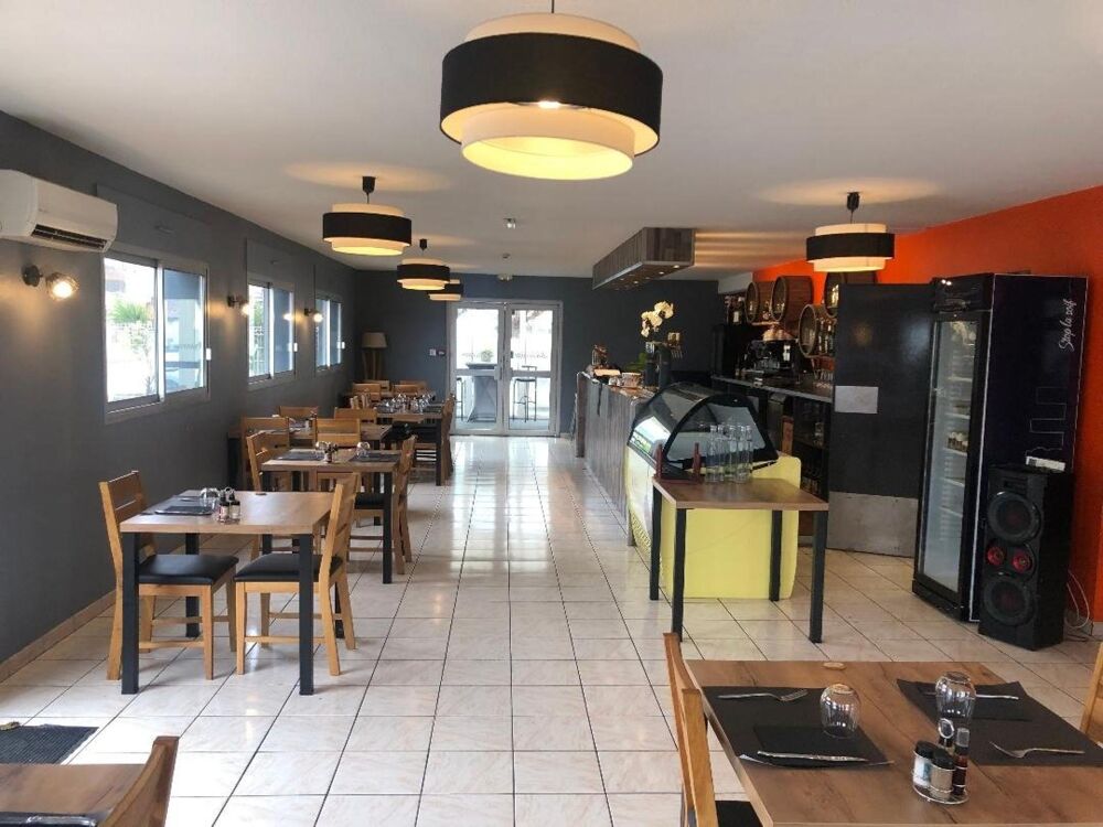   Restaurant avec terrasse extérieure et parking 