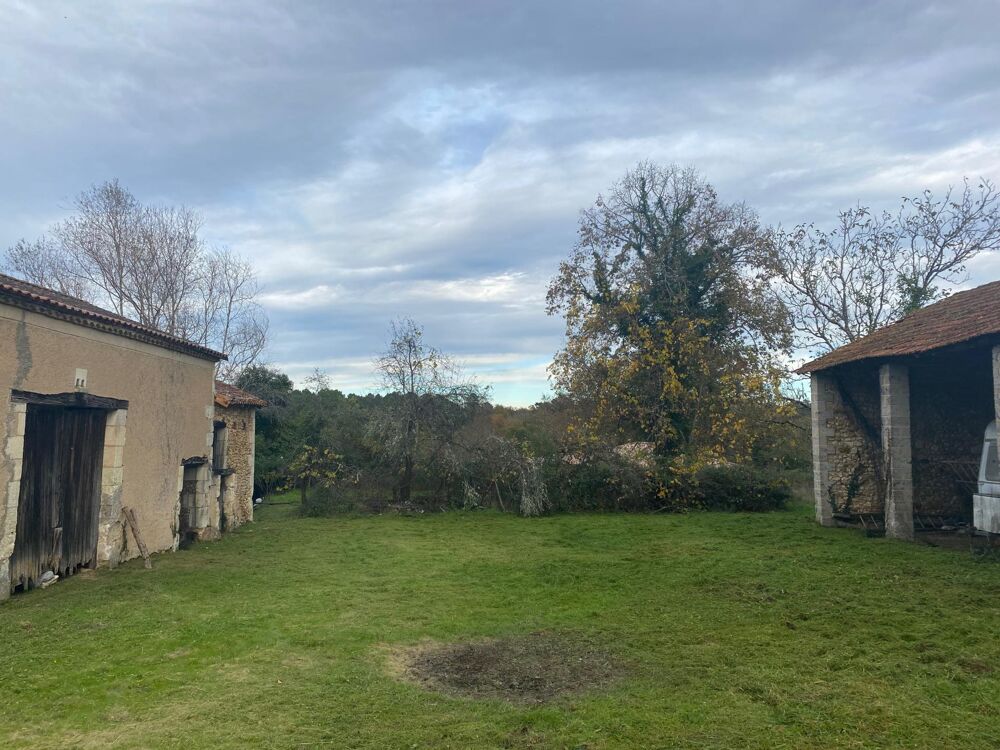 Magnifique terrain constructible avec corps de ferme, très bonne accessibilité, au calme, bordé de forêts.