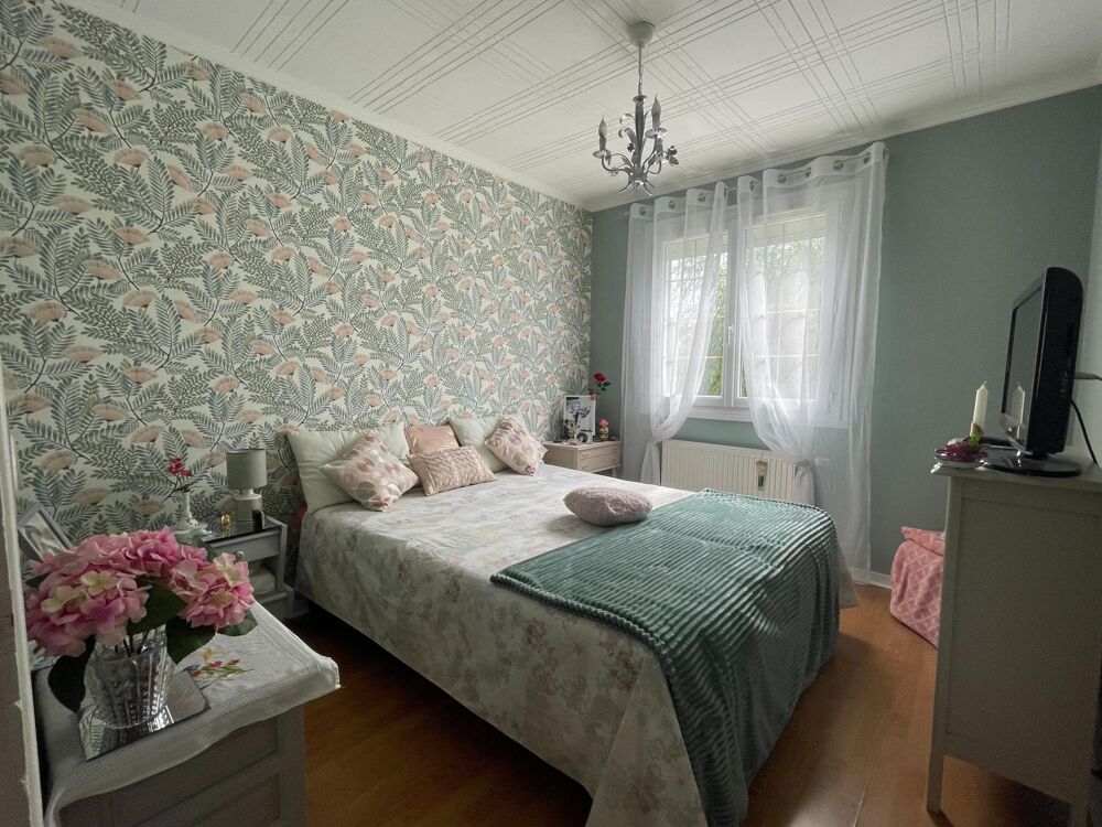 Vente Maison Maison familiale rénovée avec soin dans un environnement pratique et recherché à proximité immédiate des écoles et commerces. Mont-pres-chambord