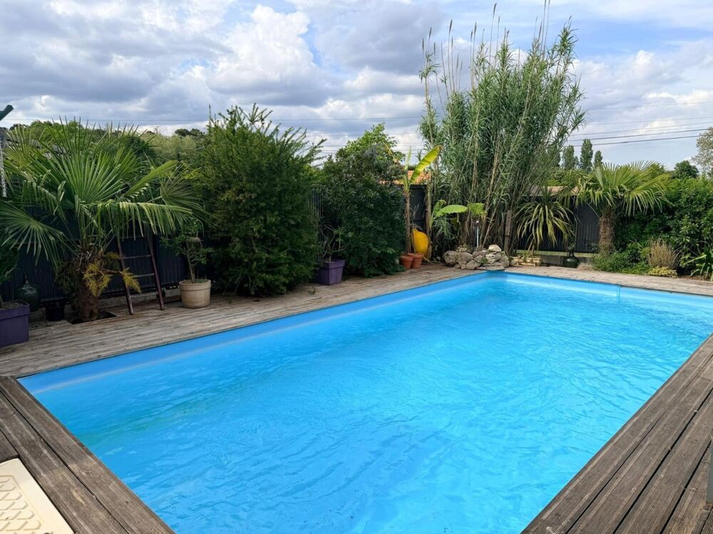 Maison moderne avec piscine, prête à vivre.