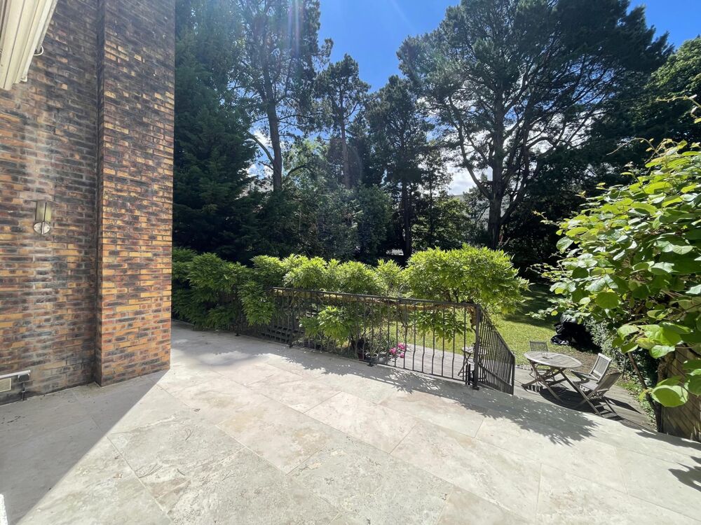 MAISON DEXCEPTION  242 m²  Terrain arboré de 929 m²
