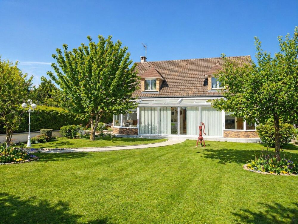 Maison lumineuse avec grand jardin et véranda