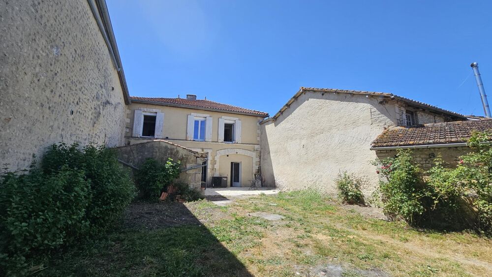 Proche de Barbezieux, maison familiale de 340 m² entièrement rénovée au charme authentique.