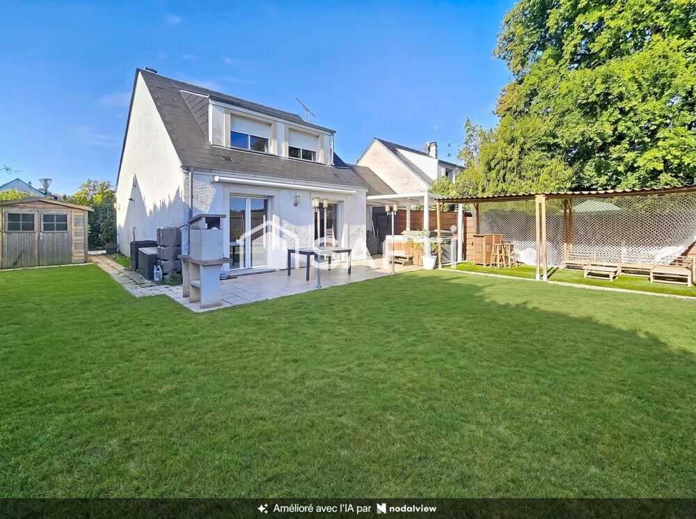 Maison rénovée avec trois chambres, bureau, jardin et jacuzzi.