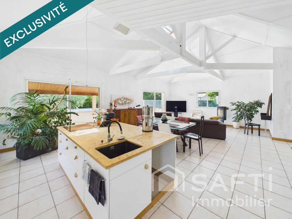 Maison de plain pied de 155 m2, 4 chambres, avec piscine, grand terrain et environnement calme