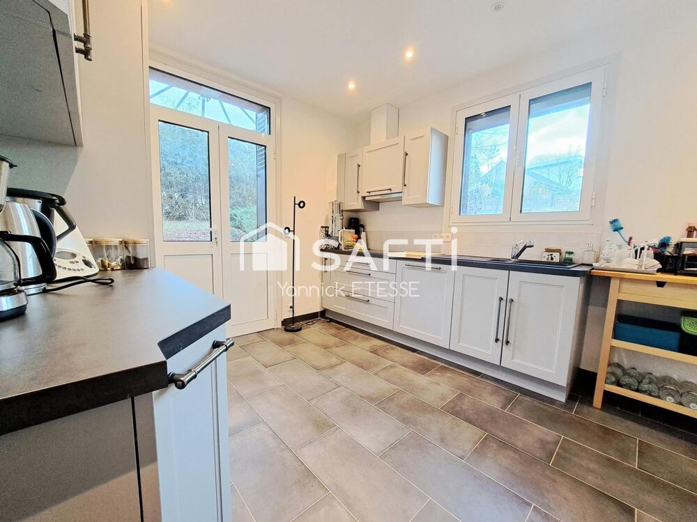 Maison 4 chambres, séjour-salon 40 m2, deux salles de bains, 131 m2 au sol, sous-sol total.