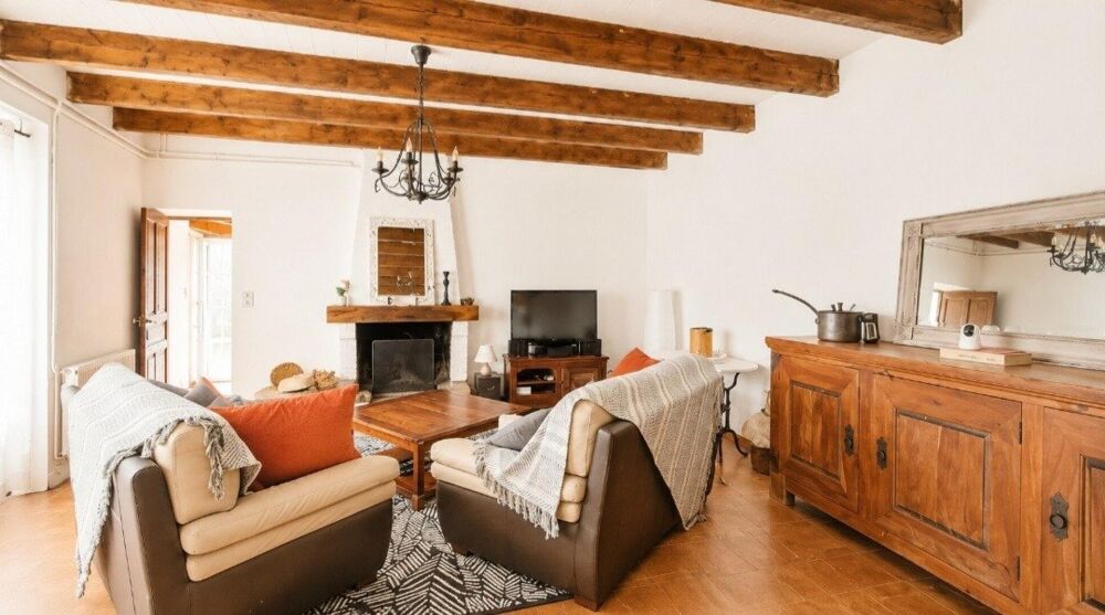 Vente Maison Maison charentaise avec piscine et dépendances. Taugon