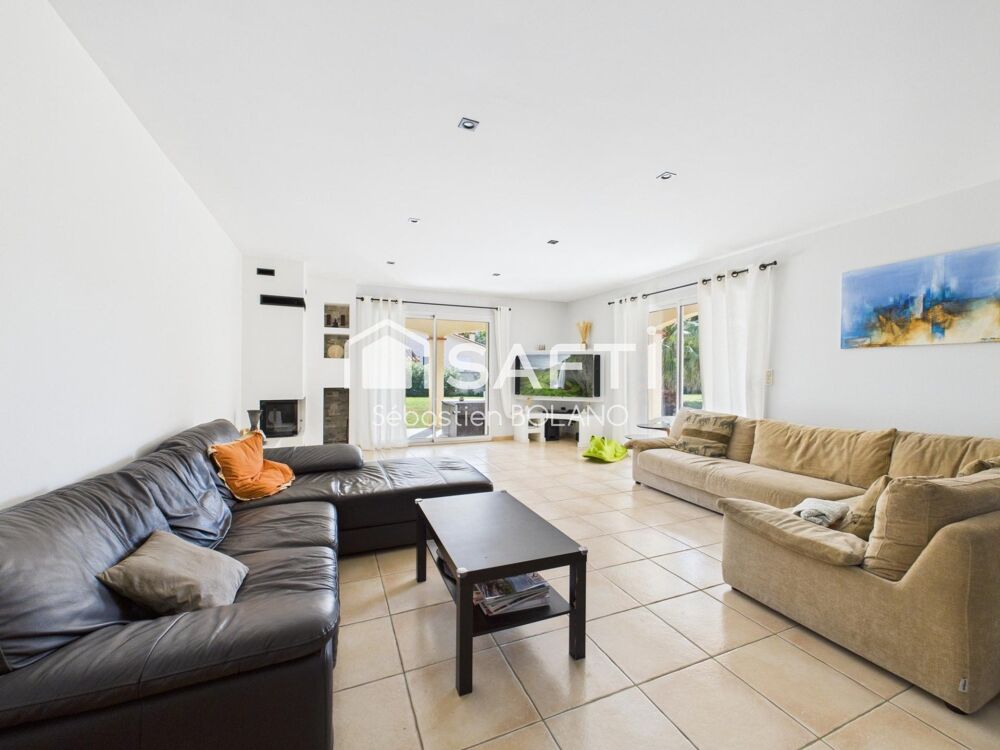 Villa lumineuse de 160 m², grand séjour de 83 m², suite parentale et jardin arboré.