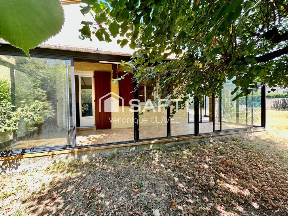 Propriété de 162m2 sur un terrain de 3950m2 avec piscine et doubles garages