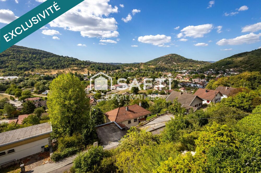 Maison familiale de 160m² avec vue dégagée, 5 chambres et grande terrasse.