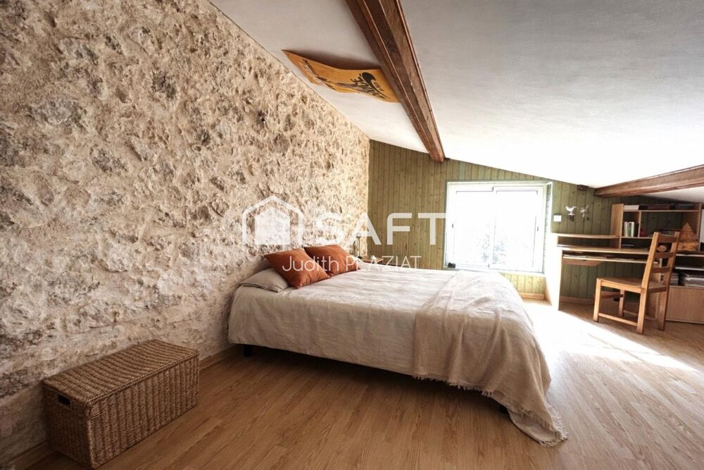 Vente Maison Maison en pierre entourée de verdure Montignac